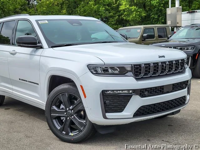 New 2027 Bright White Clear-Coat Paint Jeep Limited Reserve image 2