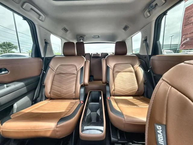 Used 2023 Black Nissan Platinum image 22