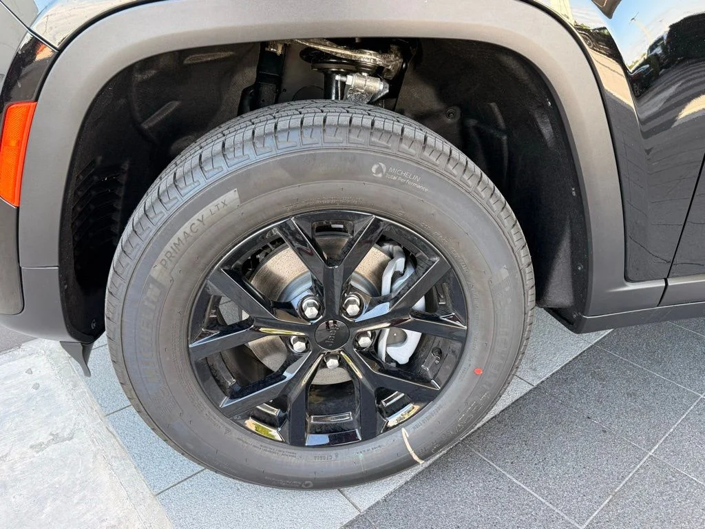 New 2026 Diamond Black Crystal Pearl-Coat Exterior Paint Jeep Altitude image 33
