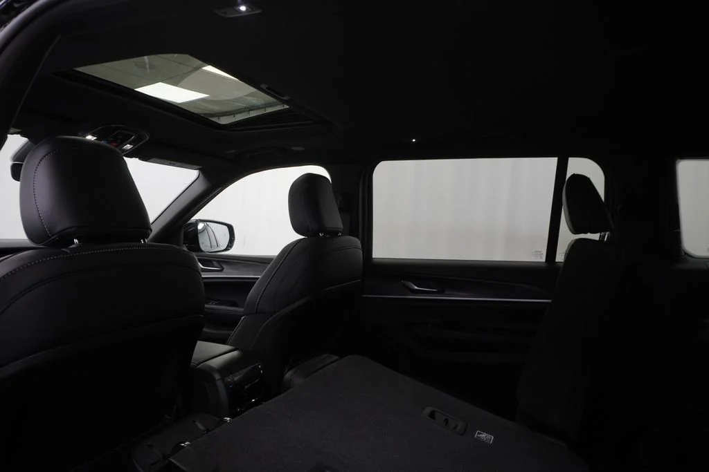 New 2026 Diamond Black Crystal Pearl-Coat Exterior Paint Jeep Altitude image 19