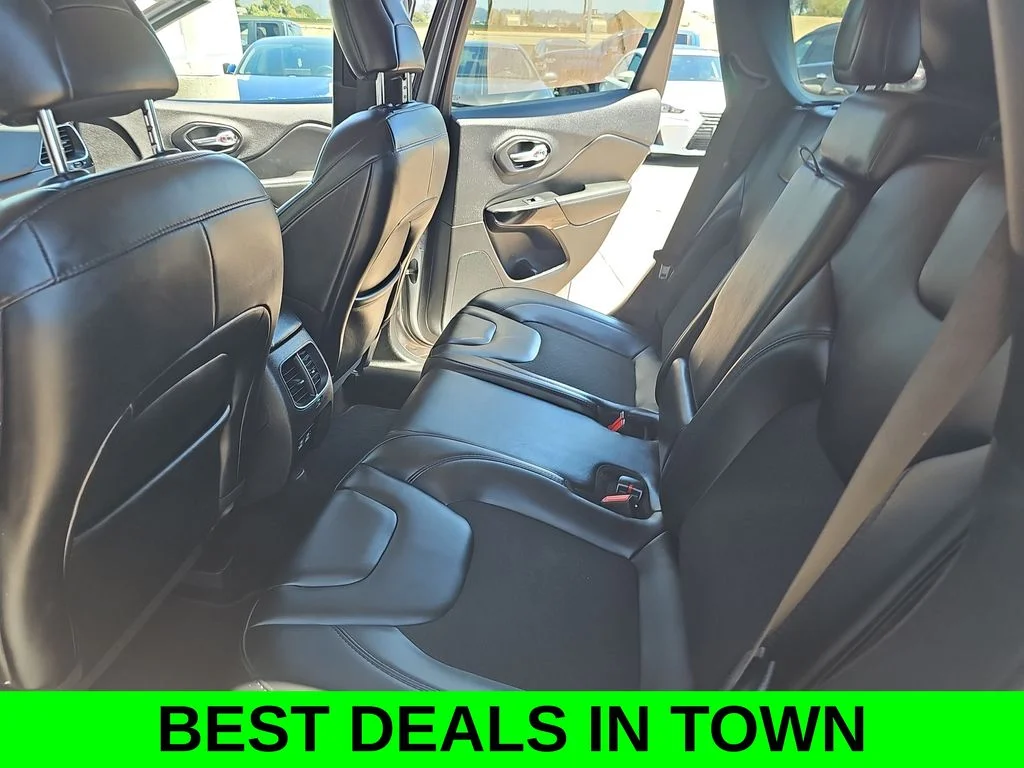 Used 2021 Silver Jeep Latitude Plus image 13