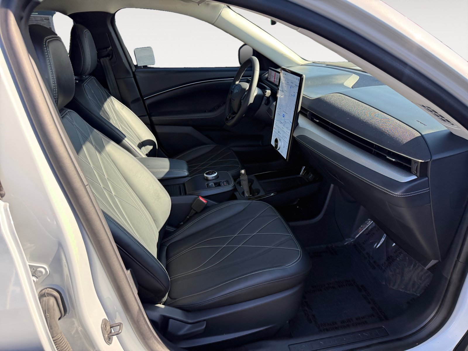 Used 2023 White Metallic Ford Select image 19