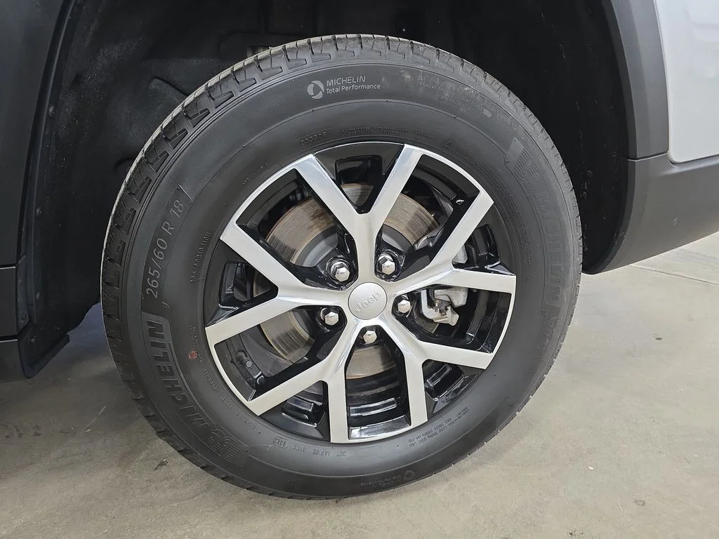 Used 2023 Silver Jeep Limited image 35