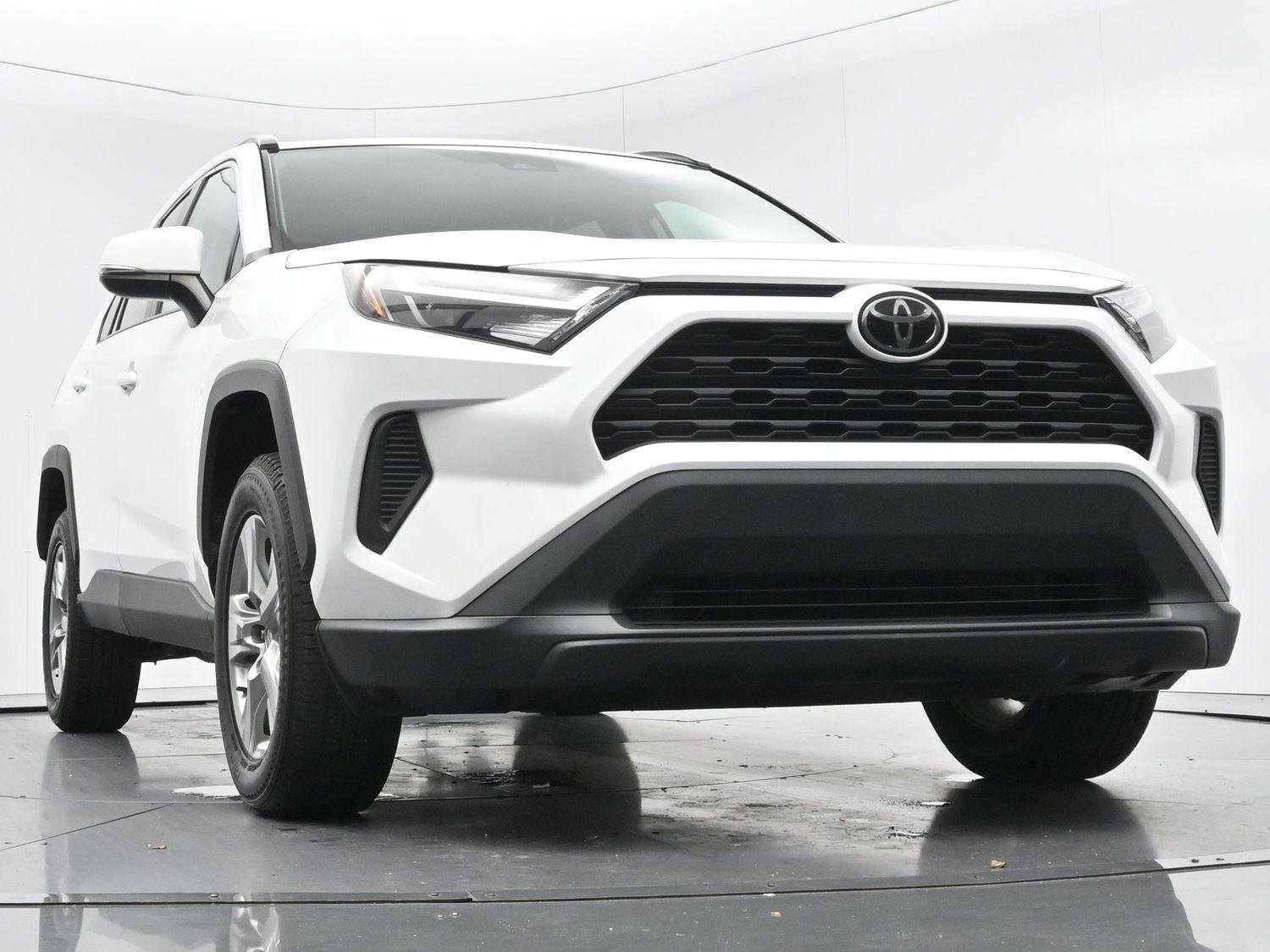Used 2022 White Toyota XLE image 43