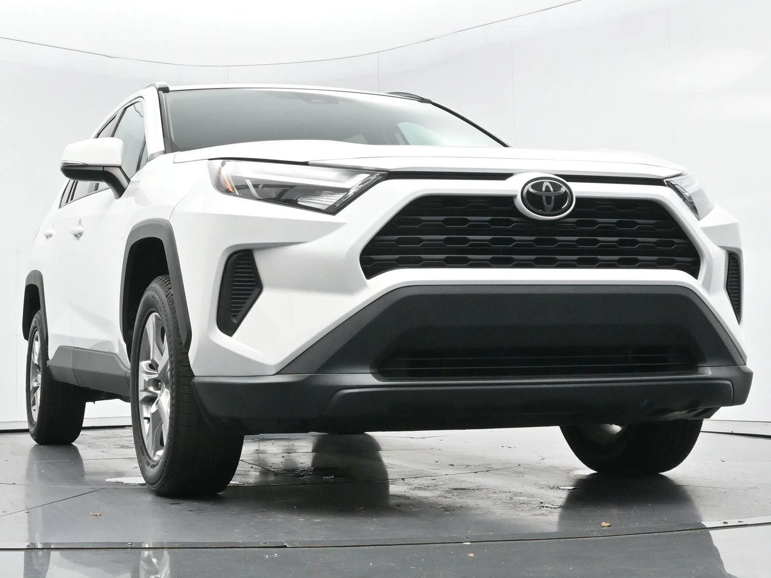 Used 2022 White Toyota XLE image 43