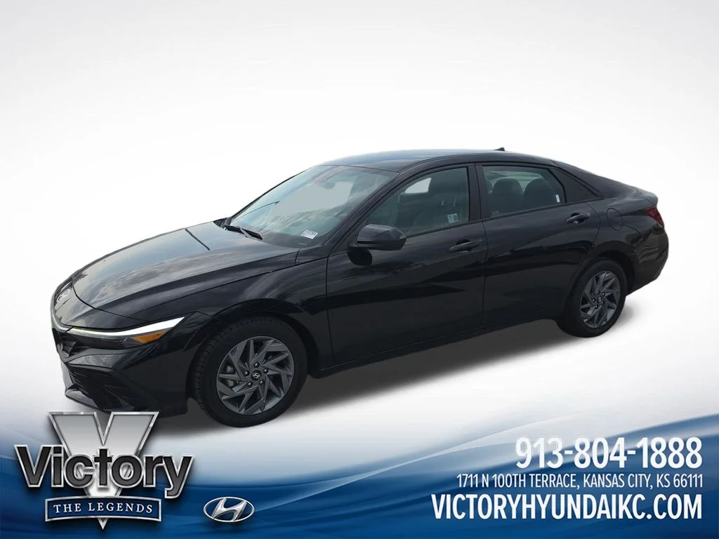 Used 2024 Black Hyundai SEL image 1