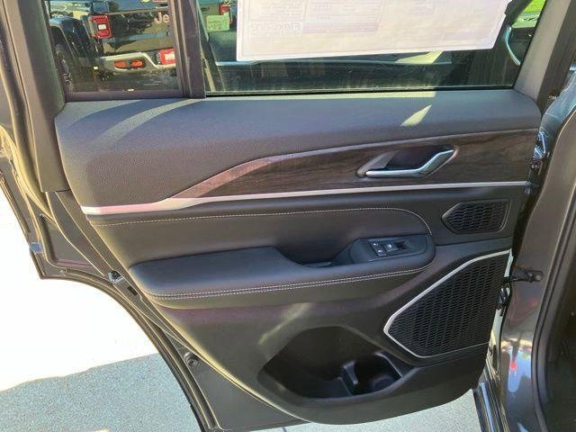 New 2026 Baltic Gray Metallic Clear-Coat Exterior Paint Jeep Limited image 20
