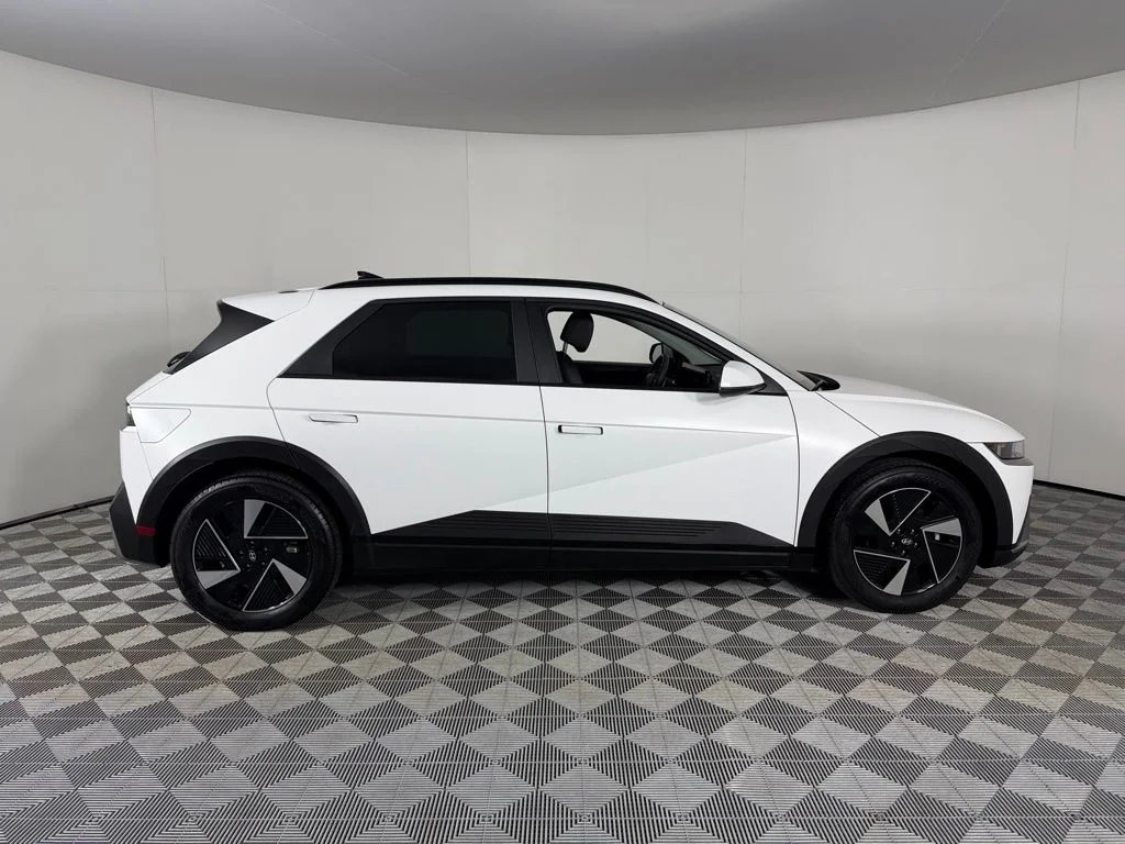 Used 2025 White Hyundai SEL image 4