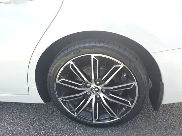 Used 2019 White Toyota XLE image 12