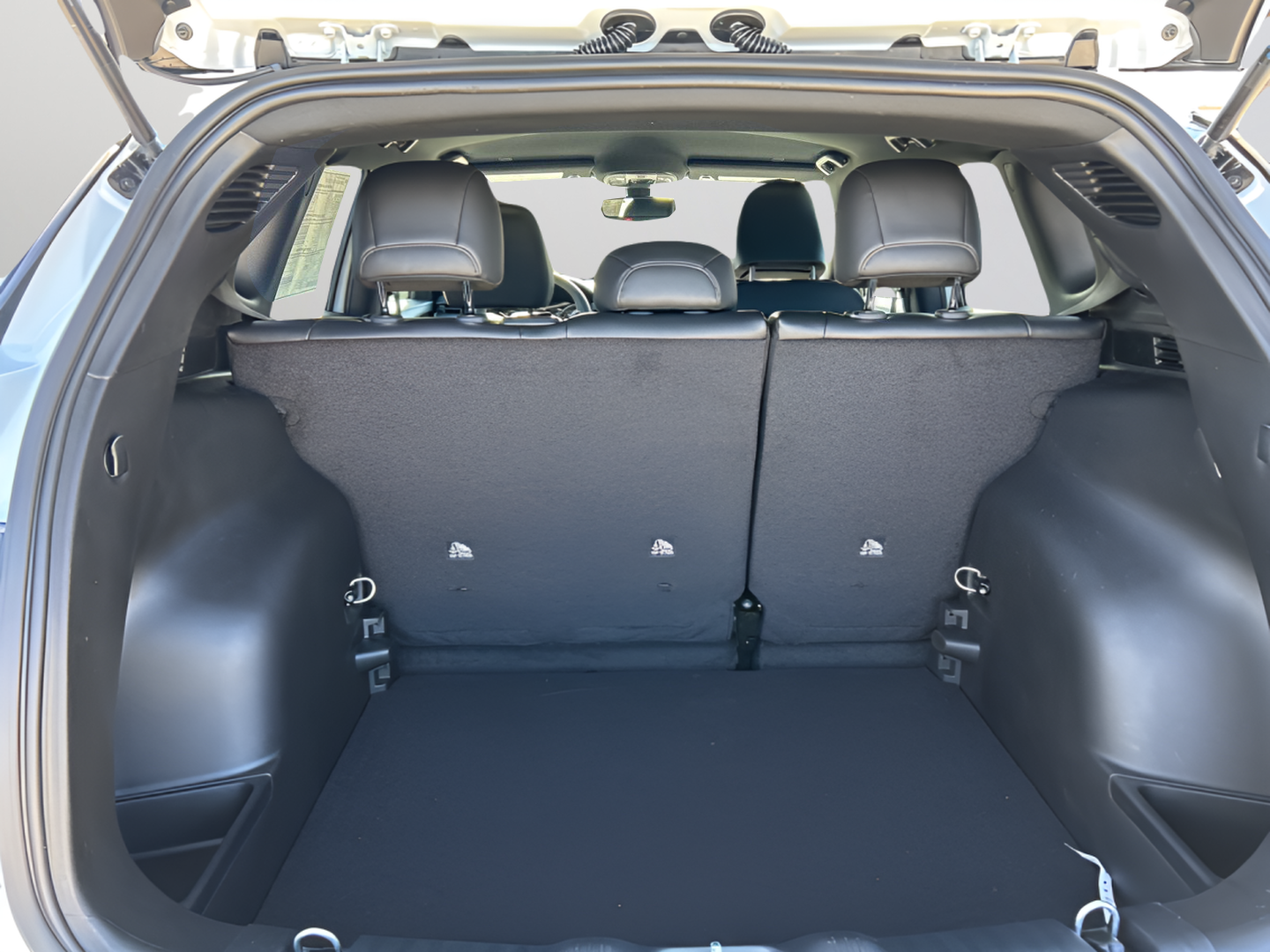 New 2026 Bright White Clear-Coat Exterior Paint Jeep Latitude image 29