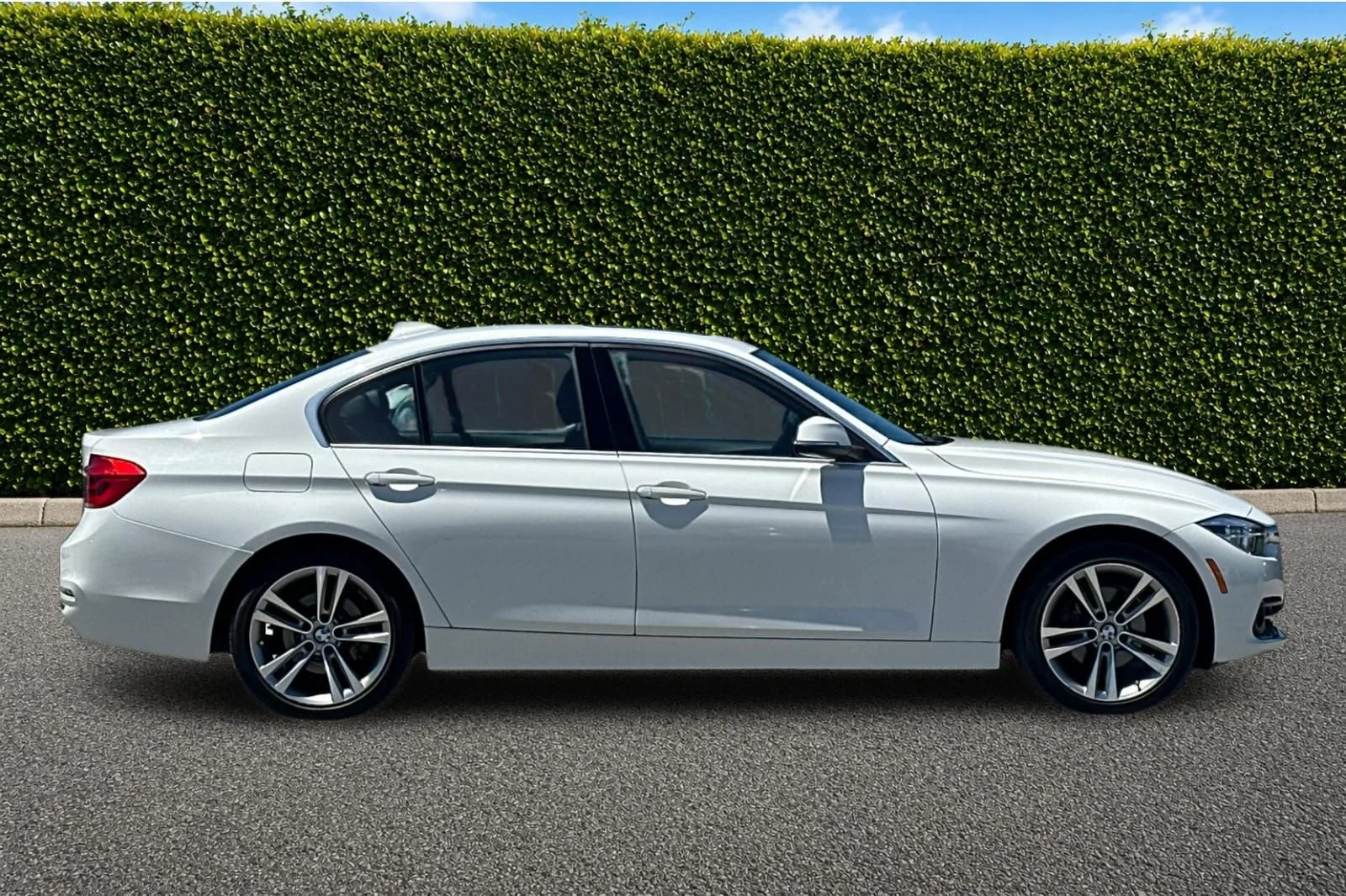 Used 2018 White BMW 330i image 3