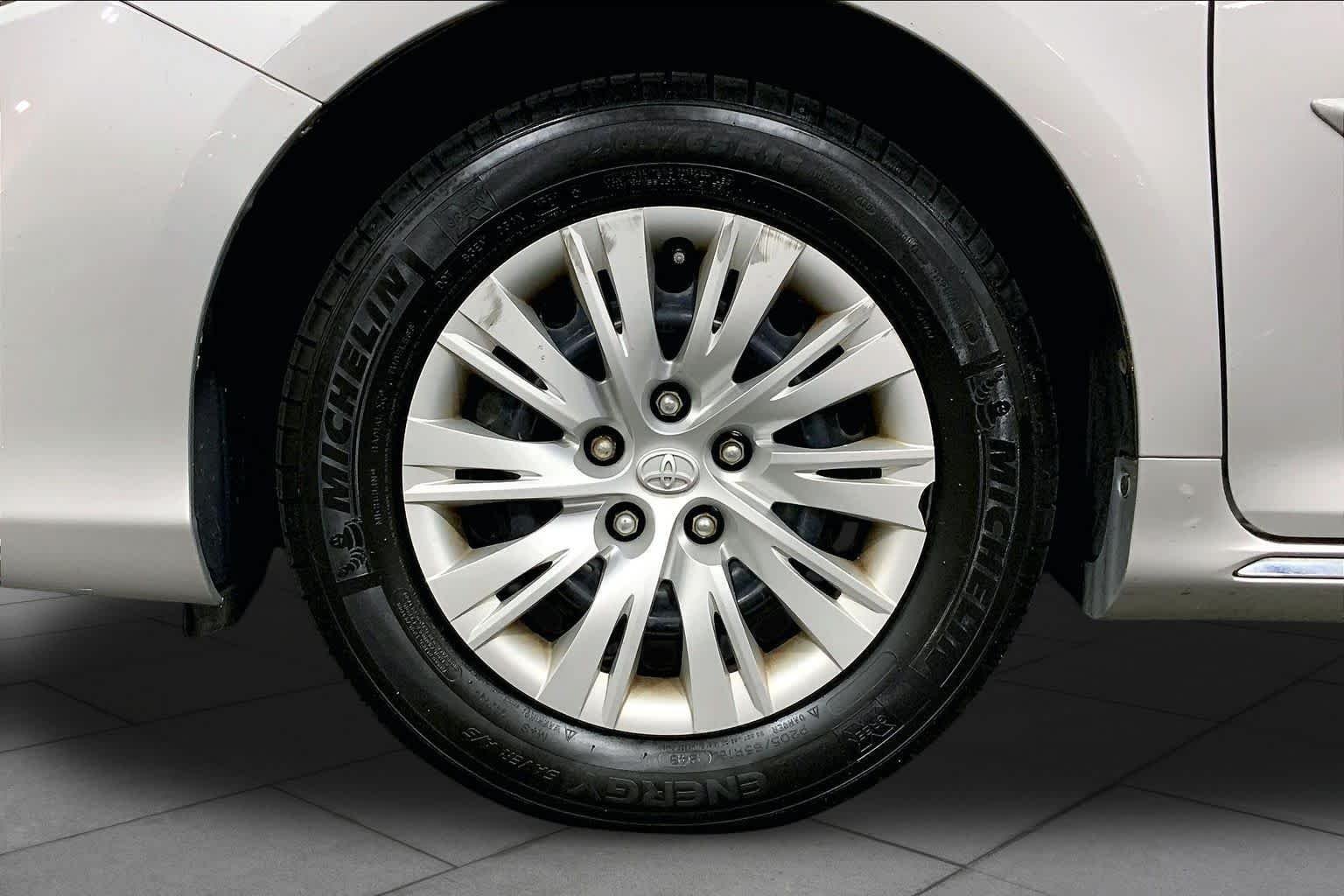 Used 2014 Classic Silver Metallic Toyota LE image 11