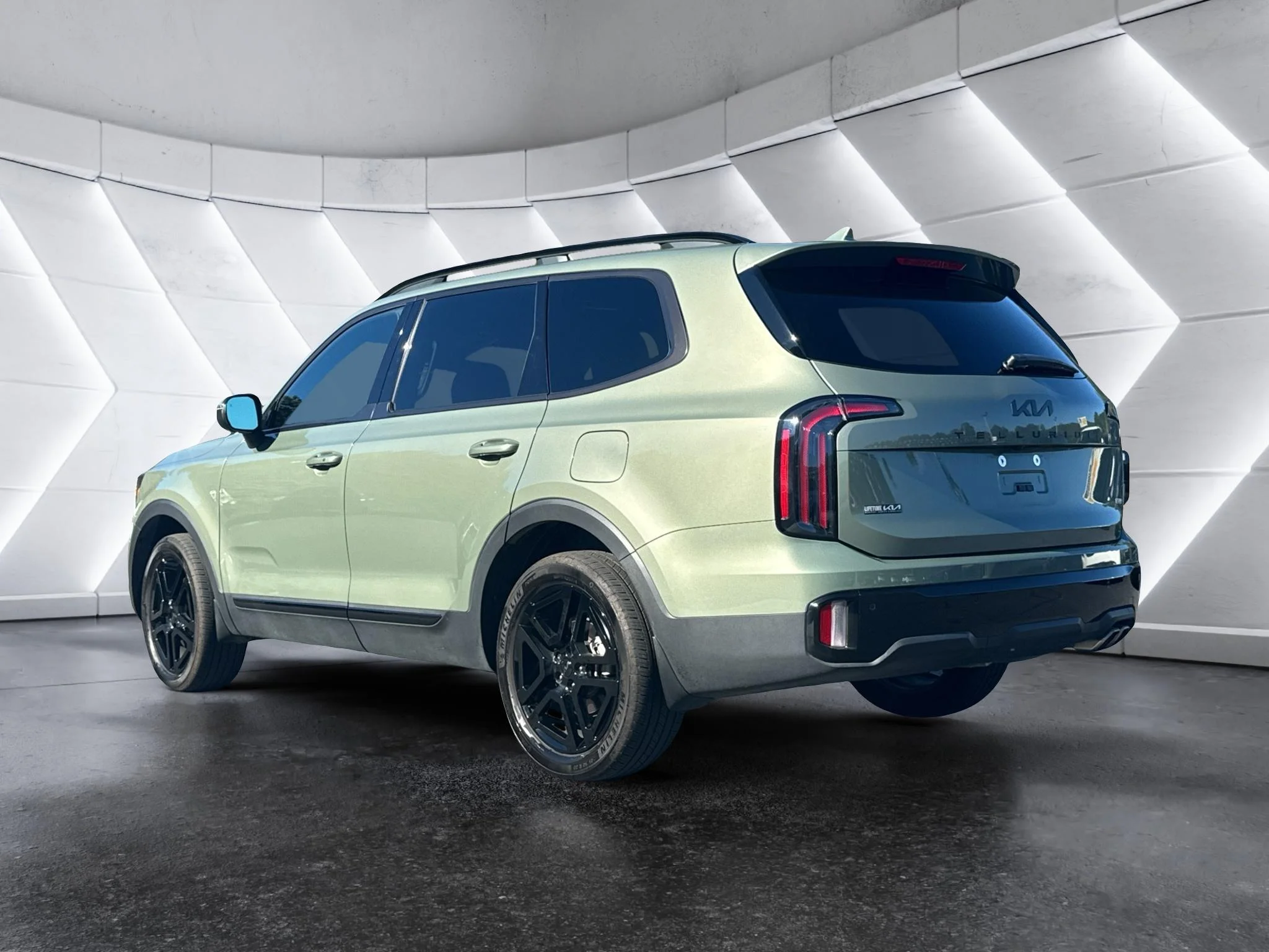 Used 2025 Jungle Green Kia EX X-Line image 7