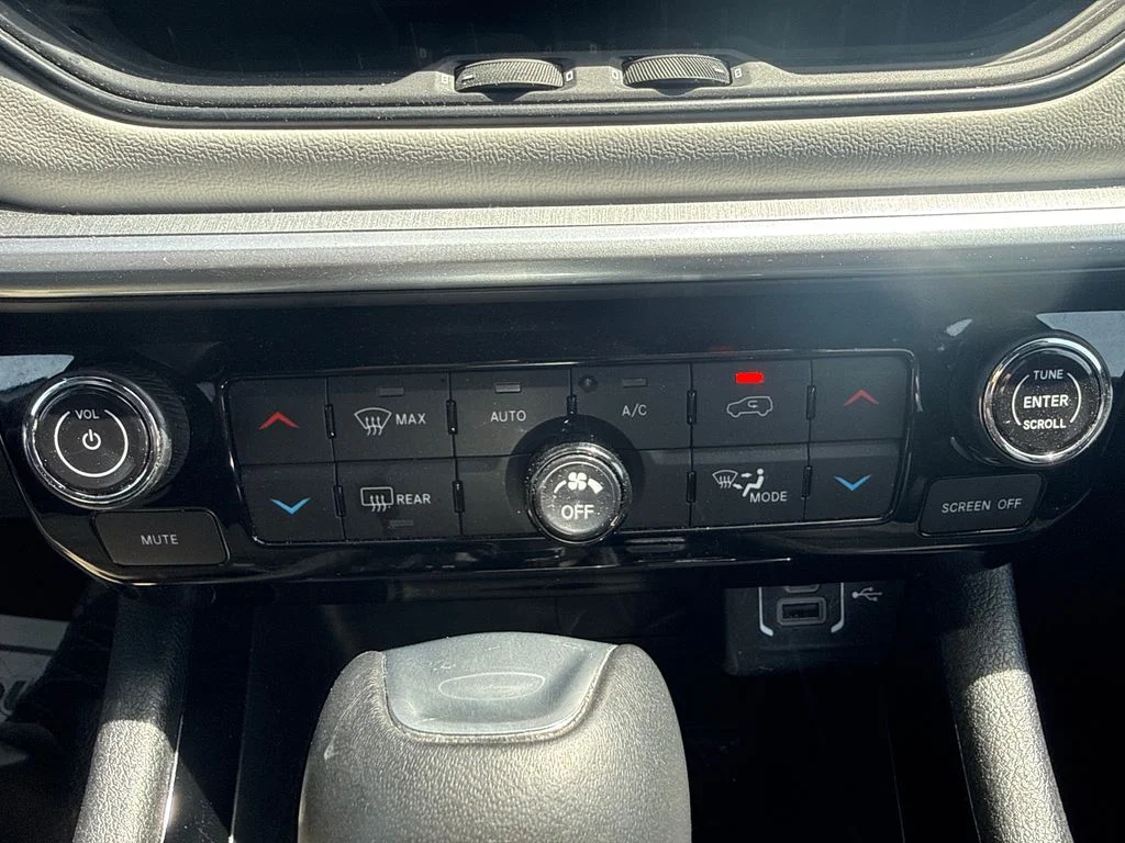 Used 2025 Silver Jeep Limited image 19