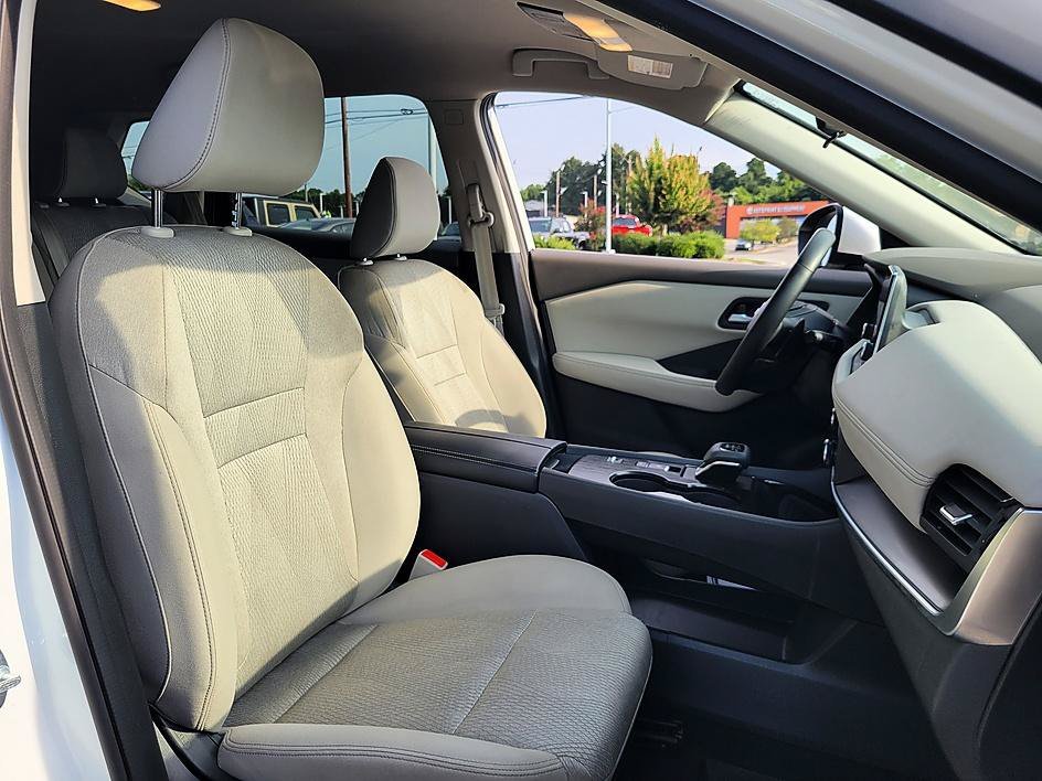Used 2025 Everest White Pearl Nissan SV image 16