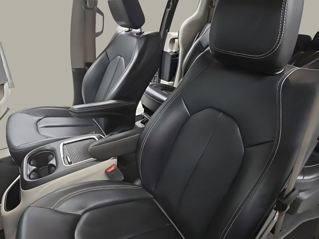 Used 2023 Black Chrysler Touring L image 14