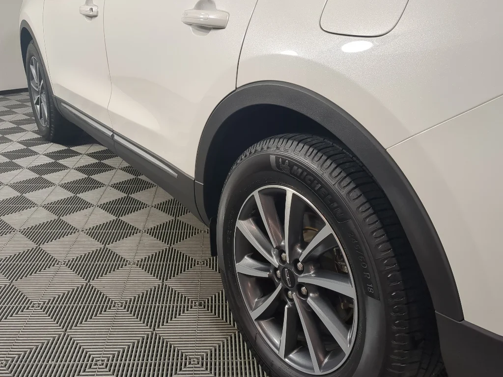 Used 2022 White Lincoln Standard image 6