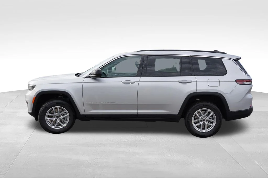 New 2026 Silver Zynith Exterior Paint Jeep Laredo image 6