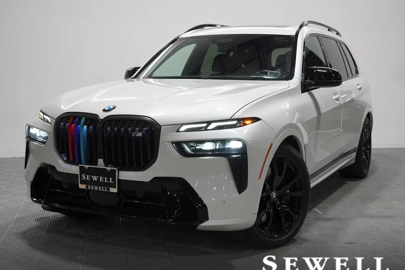 2023 BMW X7 M60i's photo