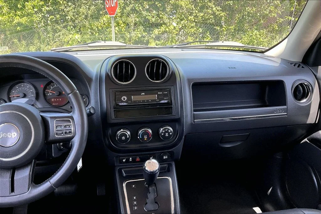 Used 2015 Gray Jeep Latitude image 5