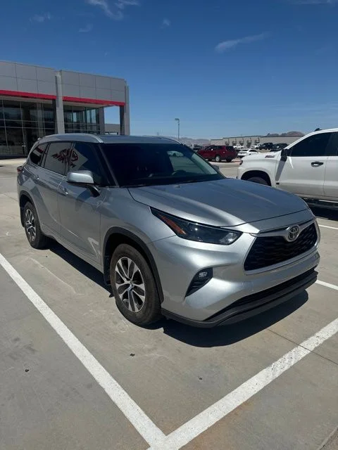 Used 2022 Silver Toyota XLE image 2