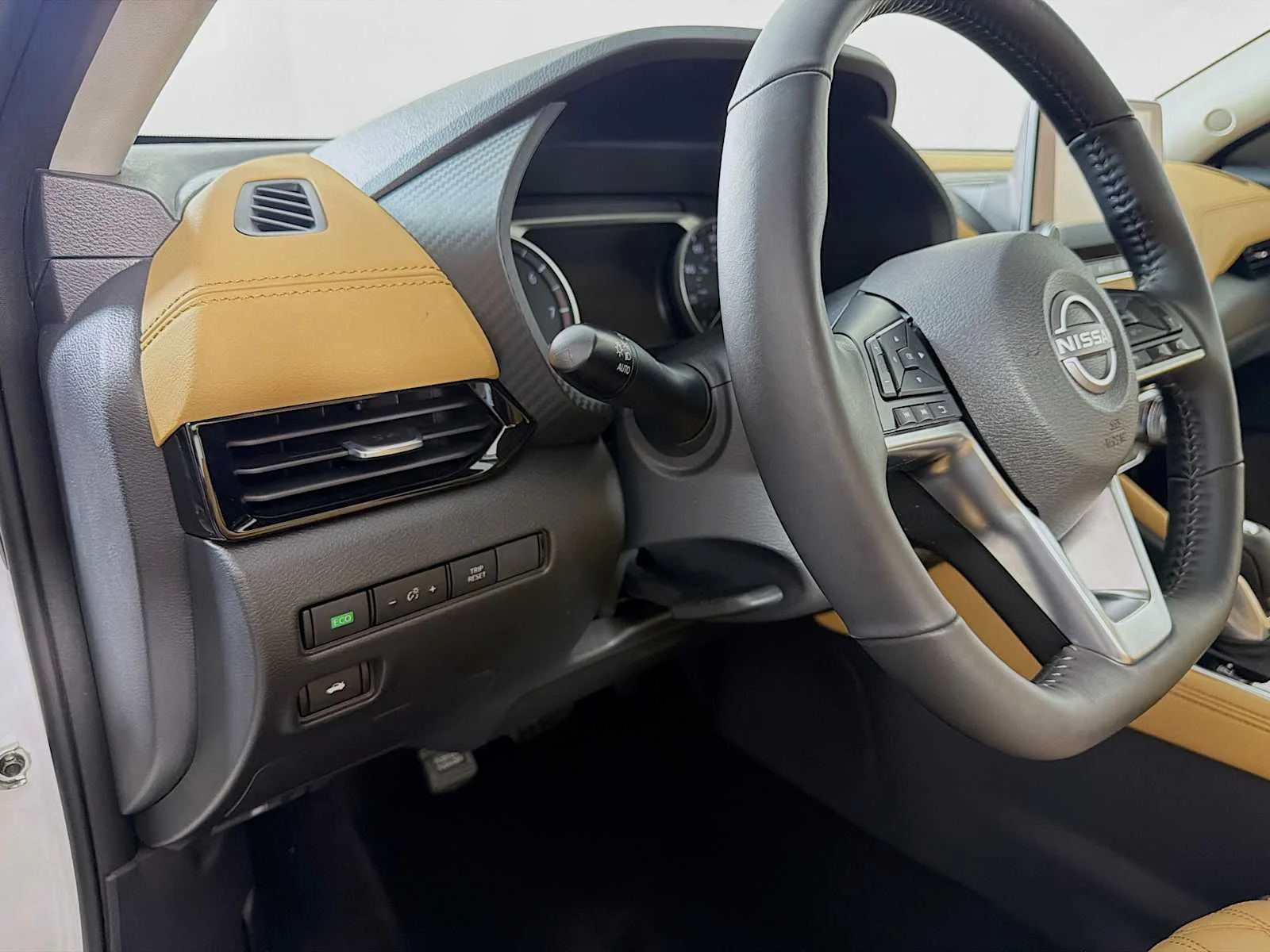 Certified Used 2025 Aspen White Tricoat Nissan SV image 8