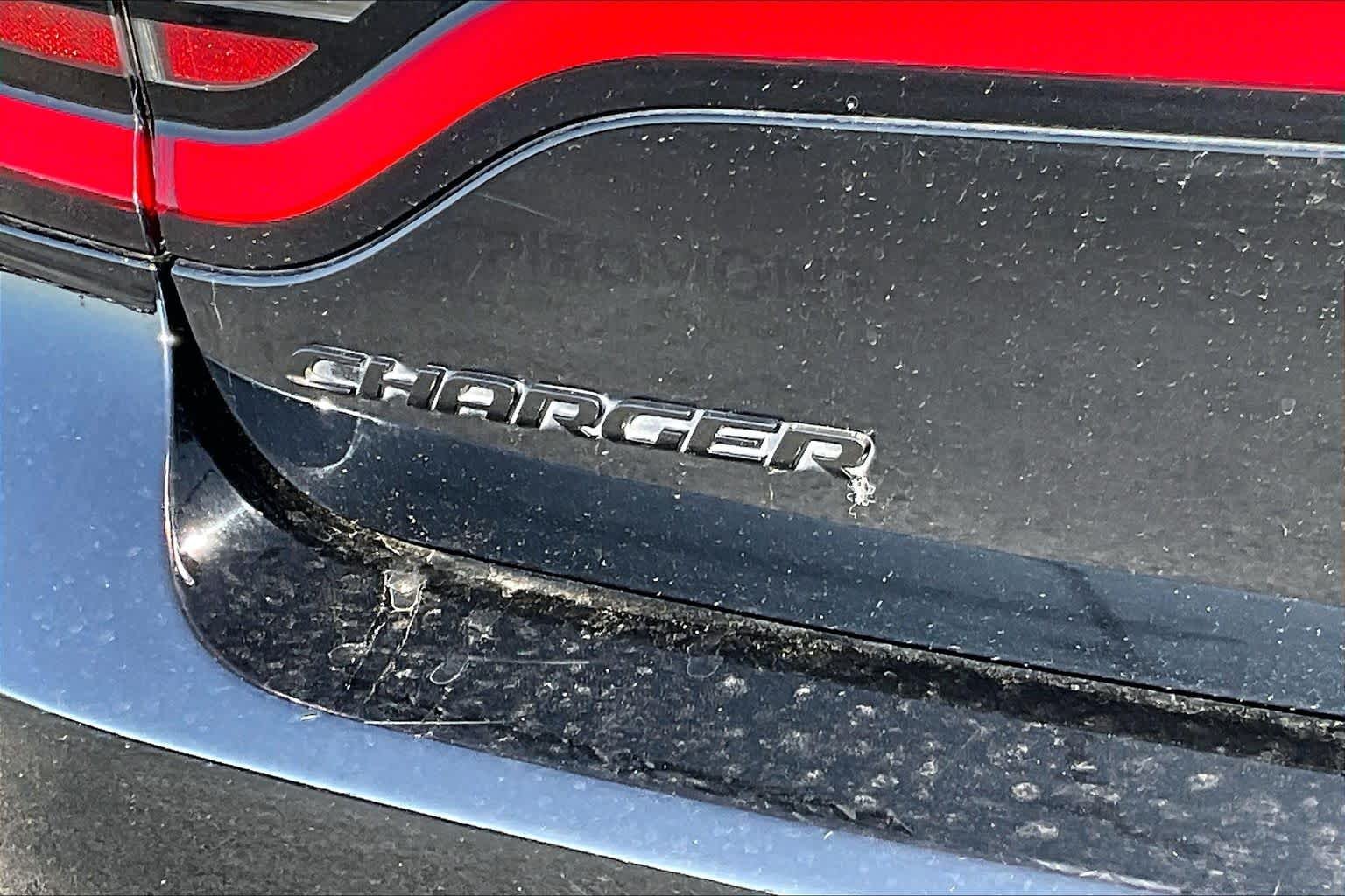 Used 2018 Pitch Black Clearcoat Dodge SXT image 10