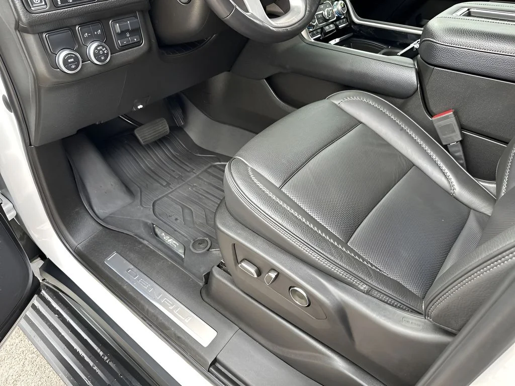 Used 2023 White GMC Denali image 28