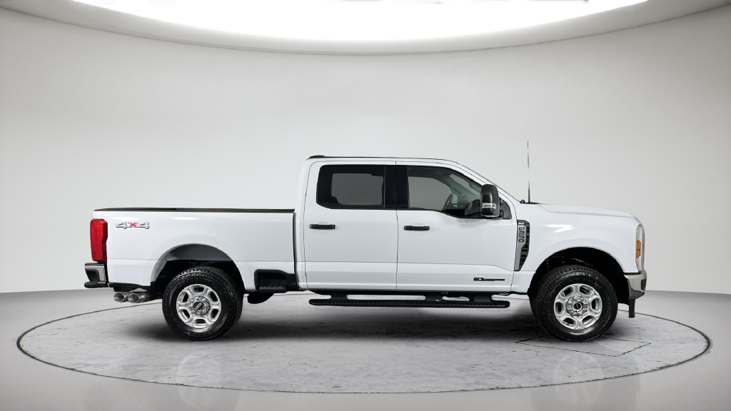 New 2026 Oxford White Ford F-250® XLT image 7