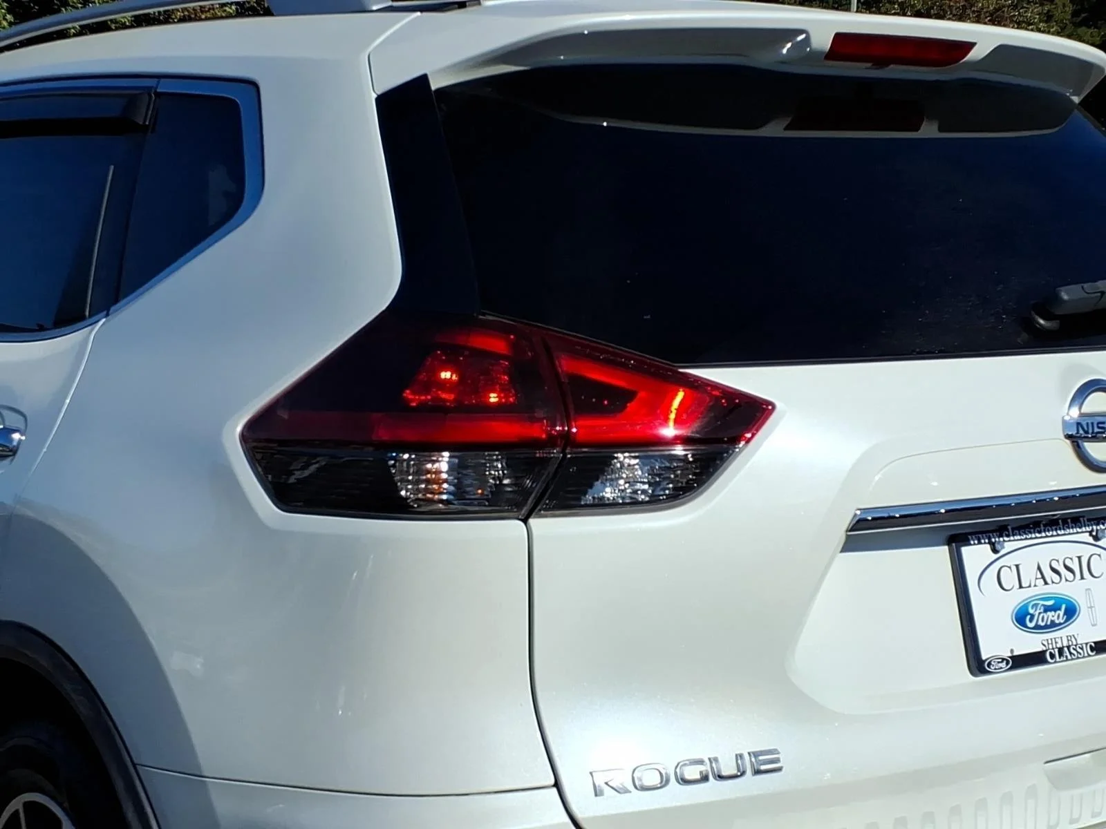Used 2020 Pearl White Tricoat Nissan SL image 19