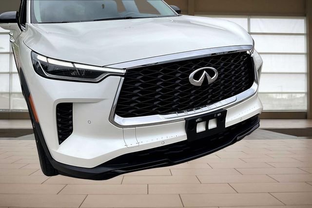 Used 2023 White INFINITI LUXE image 28