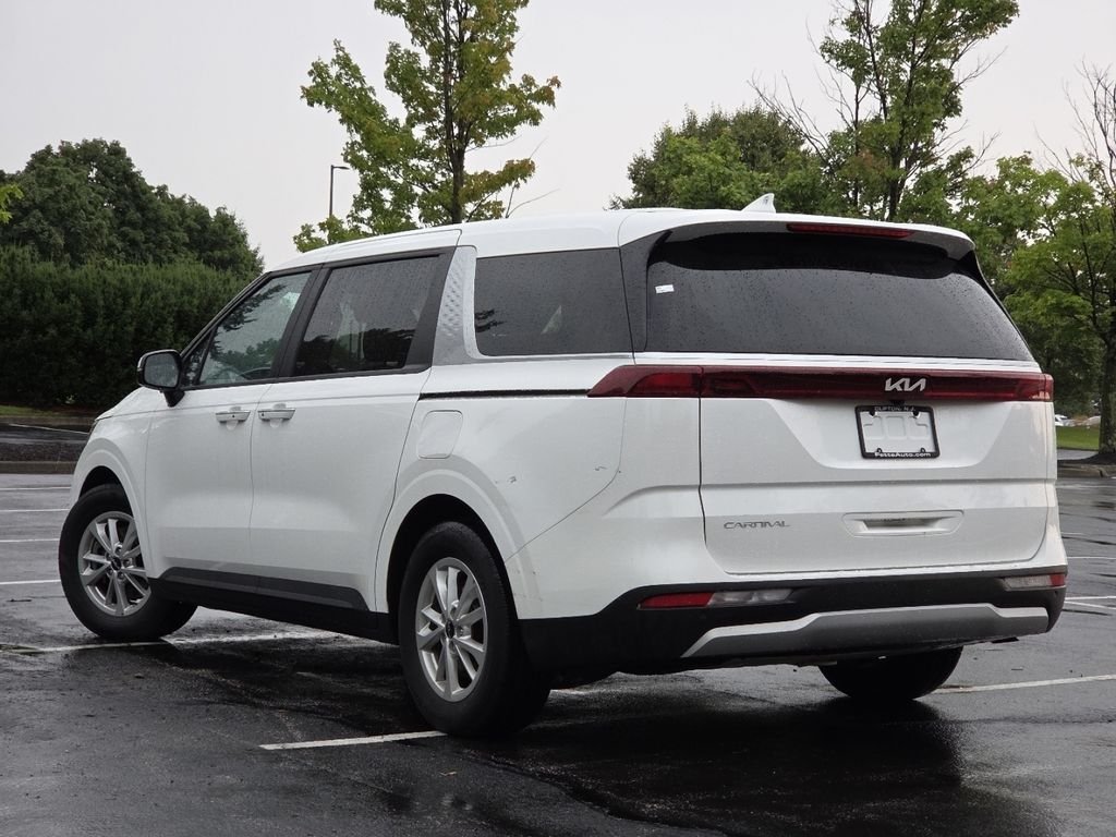 Used 2024 Snow White Pearl Kia LX image 19