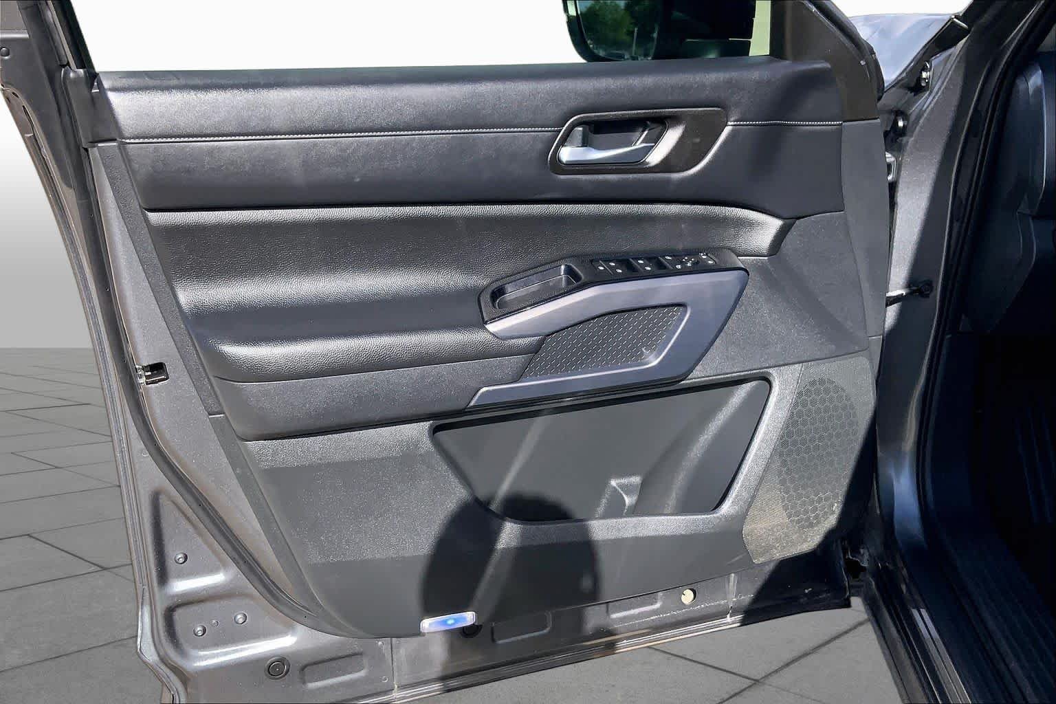Used 2022 Gun Metallic Nissan SL image 21