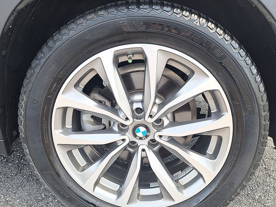 Used 2019 Blue Metallic BMW xDrive30i image 28
