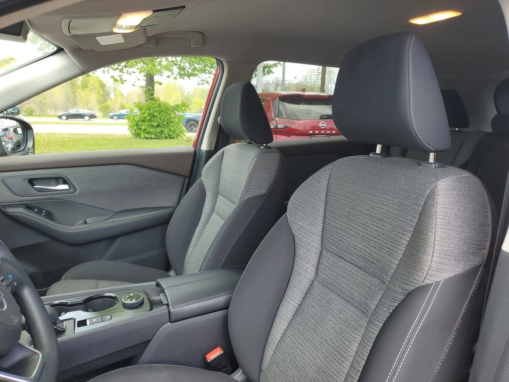 Used 2021 Scarlet Ember Tintcoat Nissan SV image 10