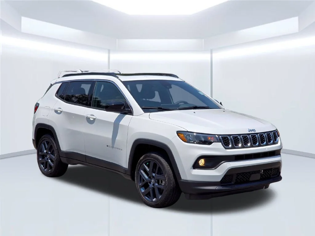 New 2026 White Jeep Latitude image 15