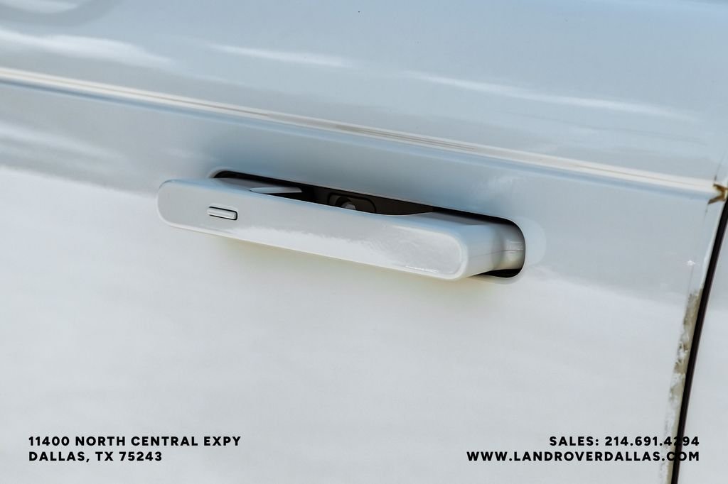 Used 2022 White Land Rover SE image 37