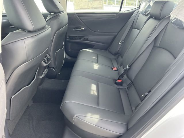 Used 2024 White Lexus 300h image 23