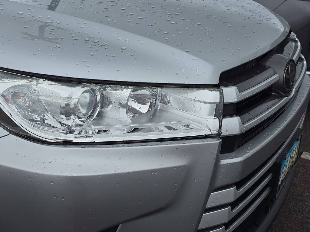 Used 2018 Silver Toyota XLE image 13