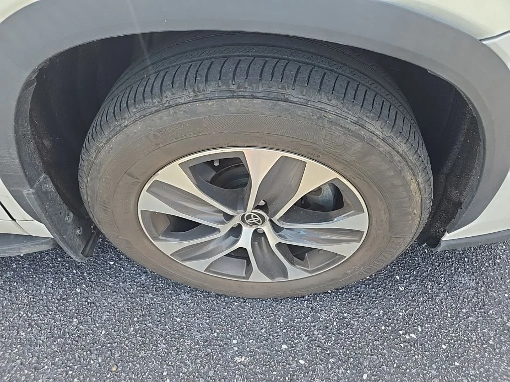 Used 2022 Beige Toyota XLE image 4