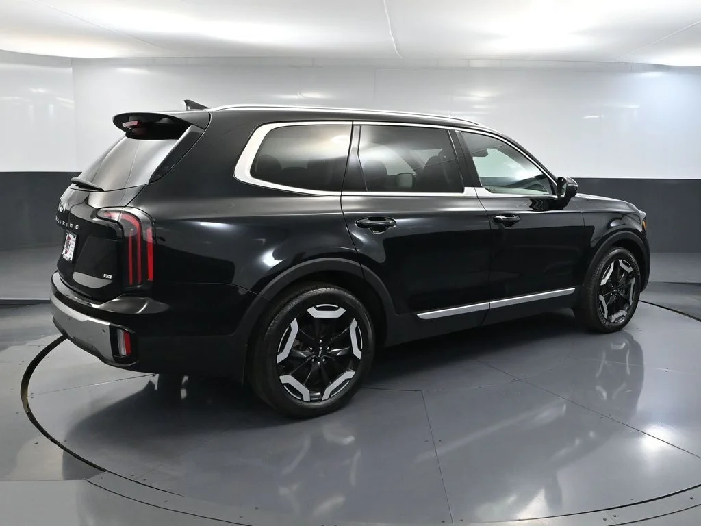 Used 2023 Black Kia EX X-Line image 4