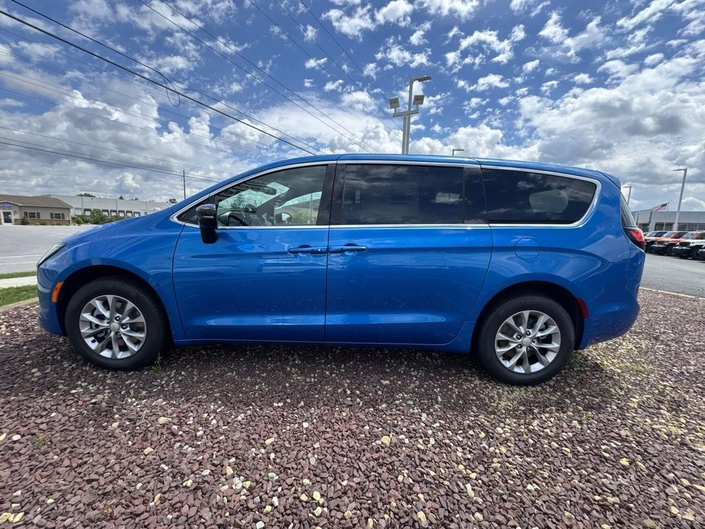 New 2027 Hydro Blue Pearl-Coat Exterior Paint Chrysler Select image 5