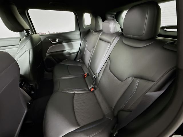 New 2026 Diamond Black Crystal Pearl-Coat Exterior Paint Jeep Latitude image 23