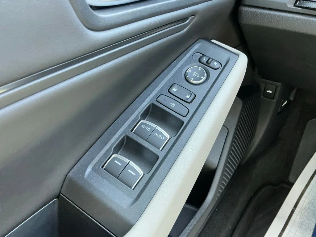 Used 2025 White Honda SE image 31