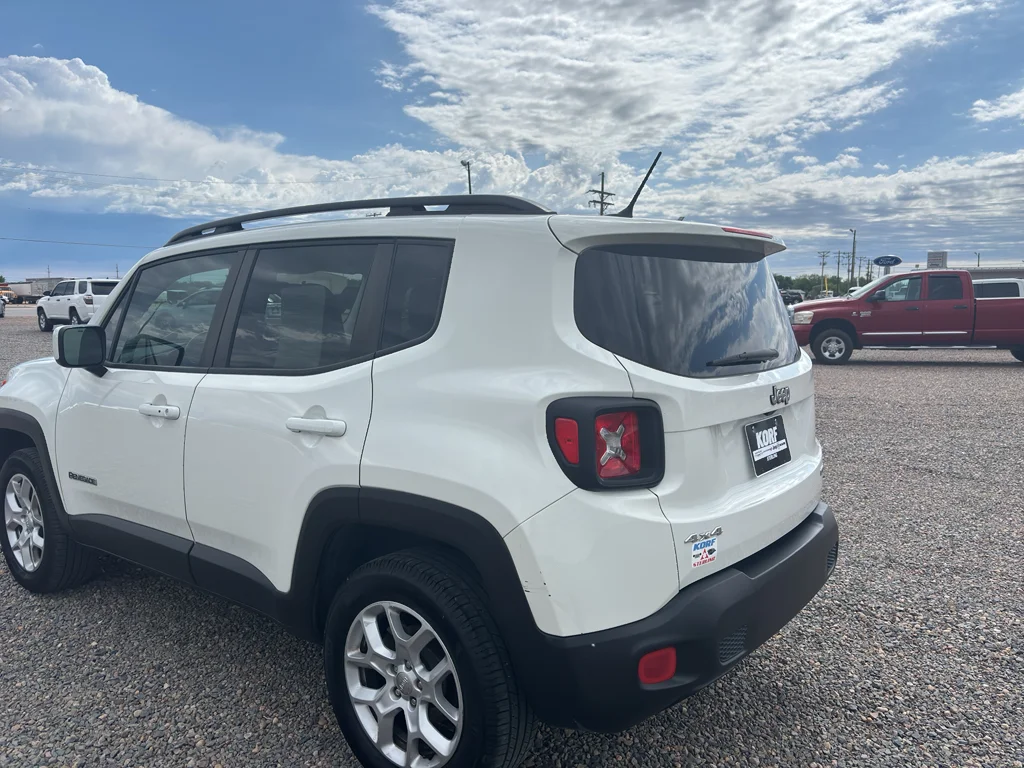 Used 2017 Alpine White Jeep Latitude image 7