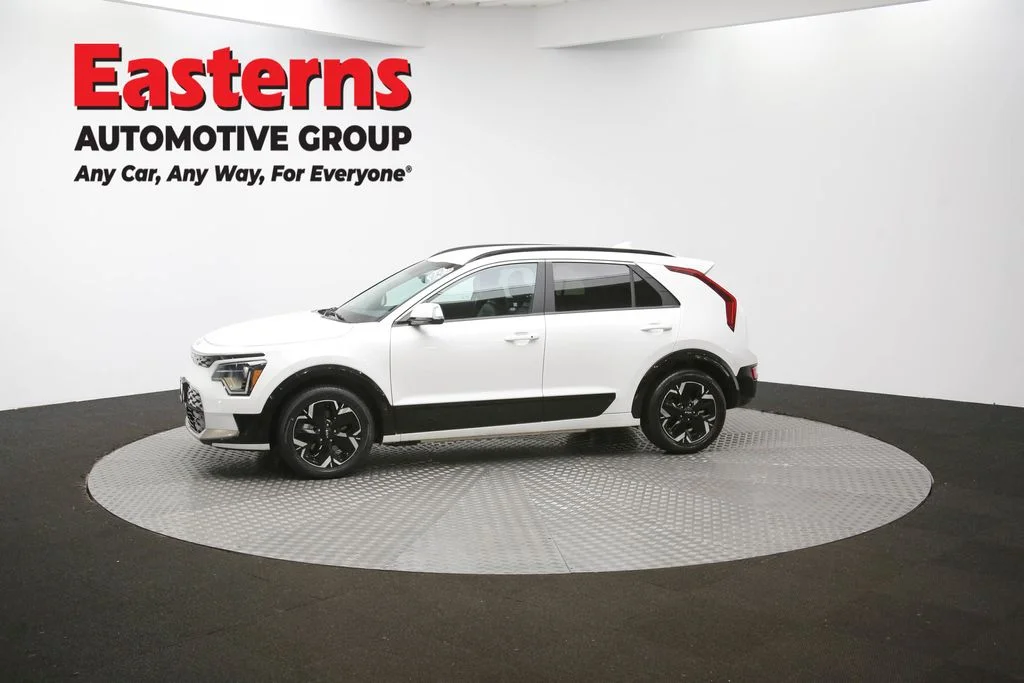 Used 2024 White Kia Wind image 58