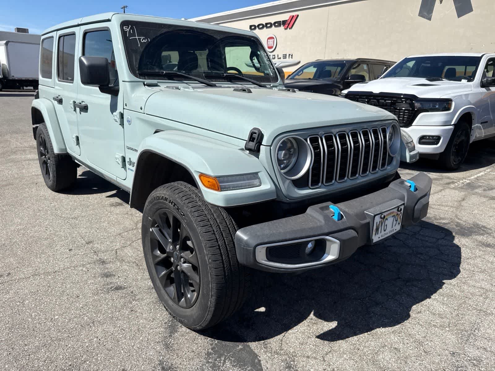 Used 2024 Earl Clearcoat Jeep Sahara image 8