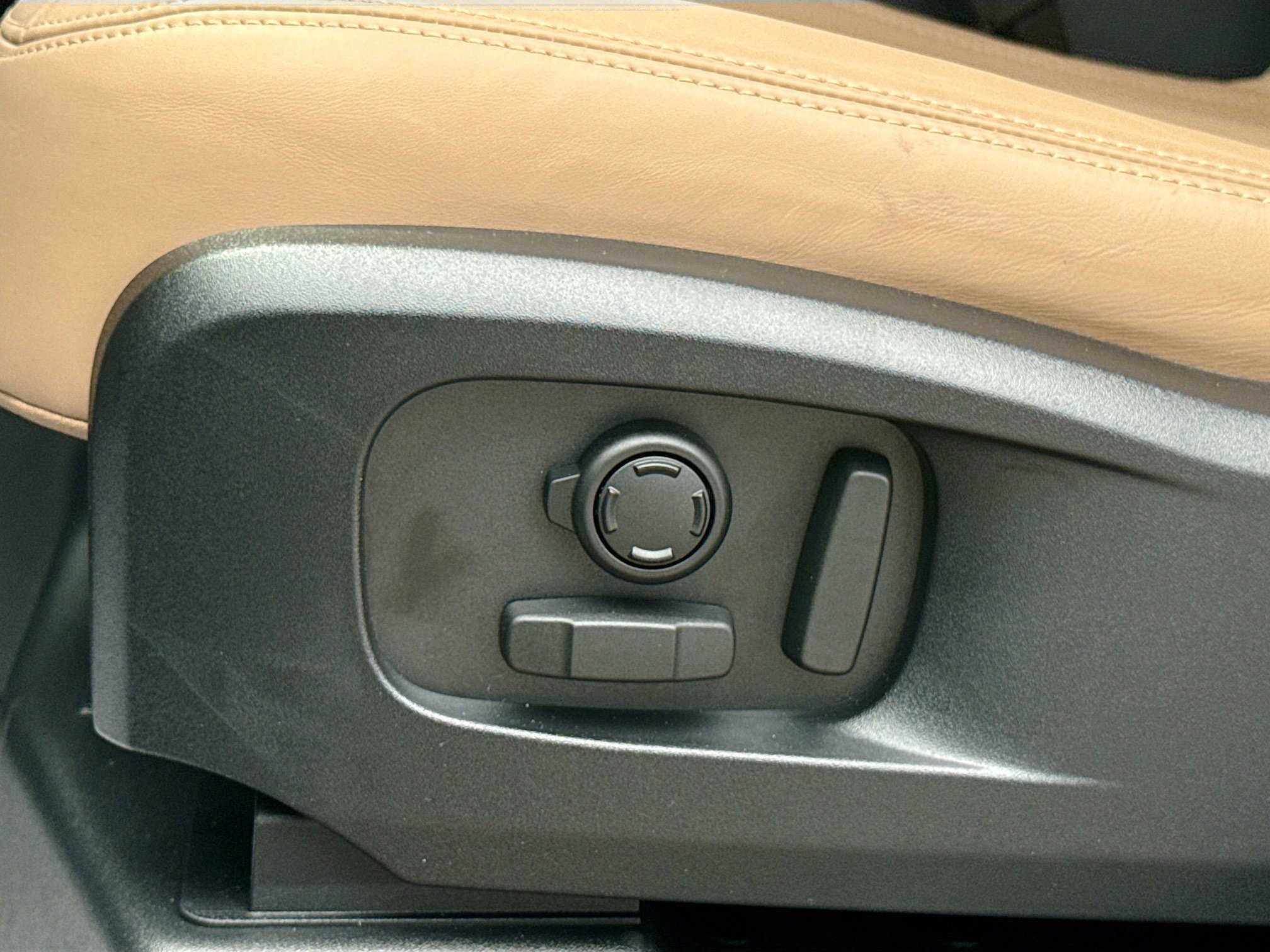 New 2026 Woolstone Green LAND ROVER X-Dynamic SE image 25