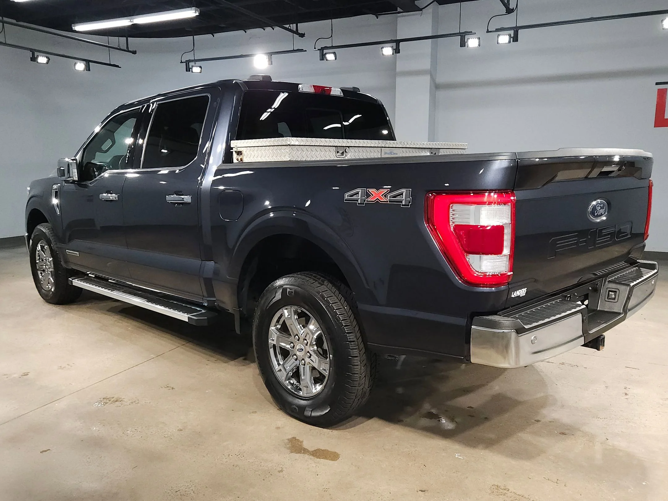 Used 2022 Smoked Quartz Metallic Tinted Clearcoat Ford LARIAT image 5