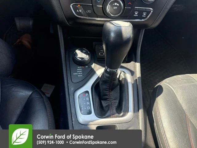 Used 2017 White Jeep Trailhawk image 11